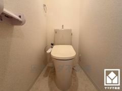 明るく清潔感溢れるトイレです。温水洗浄便座付きで、季節を問わずいつでも温かい便座をお使いいただけます。