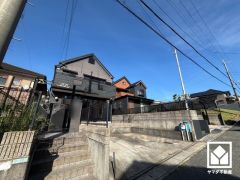 前面道路幅員約6.0mとゆったりとした広さがあるのでファミリーカー等の車の出入れも楽にできます。