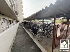 広々とした大変使い勝手の良い駐輪場です。屋根付きなので、雨や風、直射日光から自転車を守ることができます。