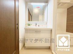 収納付きでスッキリお使い頂ける3面鏡の洗面台です。洗面ボウルが広めなので、忙しい朝でも身支度がしやすく時短になります。