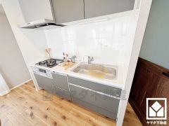 換気効率が高くお手入れしやすいスリム型のレンジフードも完備。スッキリとしたスタイリッシュなデザインも魅力の一つです。