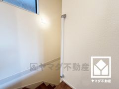 階段には手すりが設置されており、昇降が楽になります。