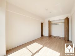 約6.5帖の洋室です。全居室にクローゼットがございますので、お部屋の広さを最大限に活用できます。