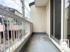 西向きバルコニーで風通し良好。バルコニーが2階と3階にございますので、お洗濯物をたっぷりと干す事ができます。（リフォーム前の写真です）