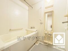 1日の疲れを癒す浴室でゆったりリフレッシュ。清潔感あふれる空間で、毎日のバスタイムをより快適に。