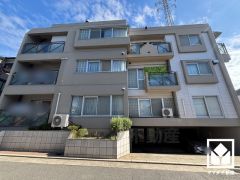 陽光に映える美しい外観。街並みに馴染みながらも、ひときわ目を引く存在感。