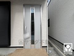 ドアの窓から光が差し込み、外出時にも帰宅時にも、明るい気持ちになれる玄関です。