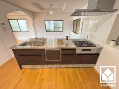 フラットタイプのカウンターキッチンなので配膳や片付けがしやすく、お料理中でもお子様の様子が分かって安心です。