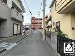 「万代塚口店」まで徒歩6分など、お買い物施設が徒歩圏内に複数あり便利な住環境です。「園田南小学校」までは徒歩9分となっており、低学年のお子様も安心して通学していただけます。