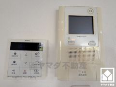 突然の来訪時でも安心なモニター付きインターホンを完備。お留守番中のお子様でも簡単に来訪者の確認ができます。