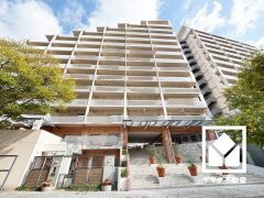 周辺はデザインの統一されたマンションが立ち並び、電柱の地中化が行われた開放的で美しい景観が広がっています。