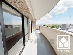 南西・南東向きの引き回し2面バルコニーで陽当たり、風通しも良好。7階建て6階部分で前面に視界を遮る高い建物がなく、開放的な景色が広がります。