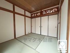 約4.5帖の2階和室です。美しい彫刻欄間が和の情緒を演出します。約6帖の和室とは続き間になっており、一体利用も可能です。