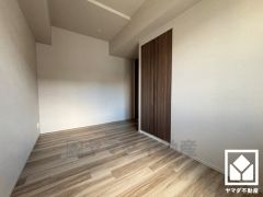 約5.3帖の洋室です。お子様のお部屋などにも丁度良い広さです。