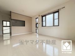 明るい光の差し込むLDKはゆったりとした家族団欒の場に。