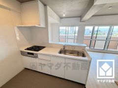 カウンターキッチンなので配膳や片付けがしやすく、お料理中でもお子様の様子が分かって安心です。毎日の料理がもっとスムーズになる、便利な3口コンロ付き。