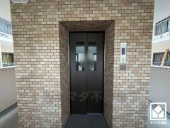 スムーズな移動を叶えるエレベーター。忙しい朝も快適に、ストレスフリーな暮らしをサポート。