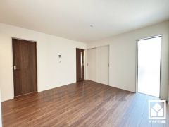 広々16帖のLDKが魅力。家族全員がリラックスできる、ゆったりとした快適リビングで温かい団らんの時間を。