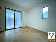 約6帖の1階洋室です。全居室2面採光。明るい陽光がたっぷり差し込む心地よい生活空間です。