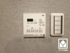 浴室暖房乾燥機付き。真冬の寒い浴室を暖かく、また雨の日の洗濯物の乾燥にと多用途に活躍する機能です。