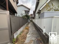 現況は賃貸アパートが建っています。（昭和37年7月築／木造瓦葺2階建／1階：95.86平米、2階：89.25平米）