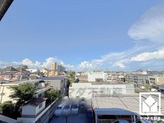 前面に視界を遮る高い建物がなく、開放的な景色が広がります。