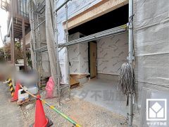 キッチンは空間を有効活用できる壁付けタイプ。背面には冷蔵庫置場・電子レンジ置場・パントリーが一体になった収納スペースを完備。前面に稼働棚もございます。