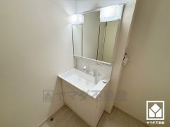 収納付きでスッキリお使い頂ける3面鏡の洗面台です。洗面ボウルが広めなので、忙しい朝でも身支度がしやすく時短になります。