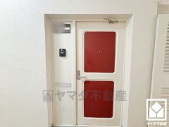 シンプルで洗練された玄関デザイン。帰るたびにホッとできる、心地よい住まいの入り口。