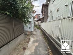 現況は賃貸アパートが建っています。（昭和37年7月築／木造瓦葺2階建／1階：95.86平米、2階：89.25平米）