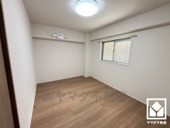 約6.1帖の洋室です。全居室に窓がございます。明るい陽光がたっぷり差し込む心地よい生活空間です。