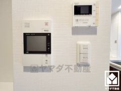 突然の来訪時でも安心なモニター付きインターホンを完備。お留守番中のお子様でも簡単に来訪者の確認ができます。