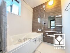 1日の疲れを癒す浴室でゆったりリフレッシュ。小窓が付いているので明るく、こもりがちな湿気もすぐ取り除くことができます。