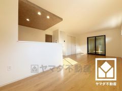 広々17.6帖のLDKが魅力。家族全員がリラックスできる、ゆったりとした快適リビングで温かい団らんの時間を。