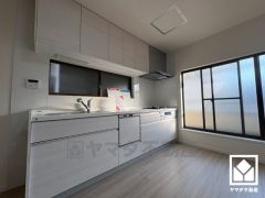 キッチンは空間を有効活用できる壁付けタイプ。窓がございますので、昼間は手元が明るく、お料理がはかどります。