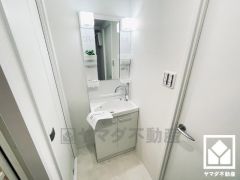 収納付きでスッキリお使い頂ける洗面台です。洗面ボウルが広めなので、忙しい朝でも身支度がしやすく時短になります。