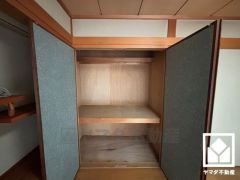 押入にはお客様用の座布団や寝具も収納可能です。観音開きの開き戸で、出し入れもしやすいです。