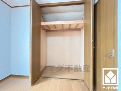 新たに家具を買わなくても良いので、ハンガーパイプ付きのクローゼットは嬉しいですね。奥行きがあるので、収納力も申し分ありません。