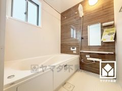 1日の疲れを癒す浴室でゆったりリフレッシュ。ナチュラルな木目調のアクセントパネルは落ち着いた雰囲気を演出してくれます。