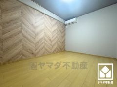 約6帖の北側洋室です。お子様のお部屋などにも丁度良い広さです。ダイキン製の新品エアコン設置済みです。