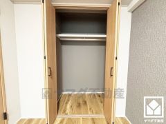 新たに家具を買わなくても良いので、ハンガーパイプ付きのクローゼットは嬉しいですね。