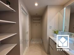 室内洗濯機置場がございますので、天候に左右されず洗濯していただけます。上部に棚があるので消耗品などをスッキリ置けるのも嬉しいポイント。バスタオルやパジャマ等を収納できるリネン庫もございます。