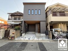 落ち着いた色合いと直線的な美しさが調和したモダンな外観。帰るたびに安心感を感じられる佇まい。