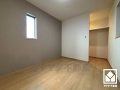 約5.1帖の3階洋室です。ウォークインクローゼット付きのお部屋で整理整頓しやすいです。