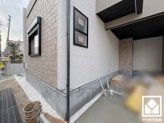 小窓付きで明るいサニタリースペース。ワイドなフルフラットカウンター付きの3面鏡の洗面台で、忙しい朝でも身支度がしやすく時短になります。お手入れもラクラクです。