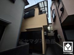 キッチンは空間を有効活用できる壁付けタイプ。L型なので作業動線が最短距離で効率良く動けます。コーナー部分の作業スペースをより広く確保できているのも魅力です。