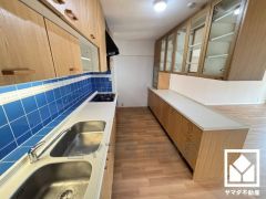 備え付けのカップボードがあり、スッキリとした空間が保てます。カウンターキッチン付きで配膳や片付けもしやすい作りです。