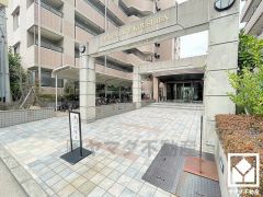 キッチンはカウンター付きの対面式。配膳や片付けがしやすく、お料理中でもお子様の様子が分かって安心です。毎日の家事の負担を軽減でき、水道代の節約にもなる食器洗乾燥機付き。