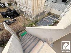 専用庭へのアプローチ。バルコニーの東側から降りることができます。