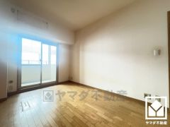 約6.7帖の洋室です。バルコニーにつながるお部屋で、通風・陽当たり良好。